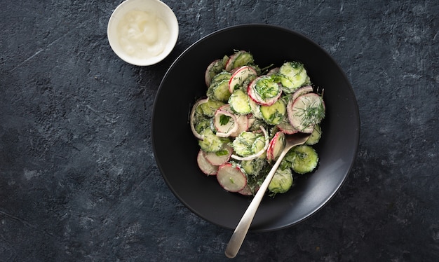 Tigela com salada de verão