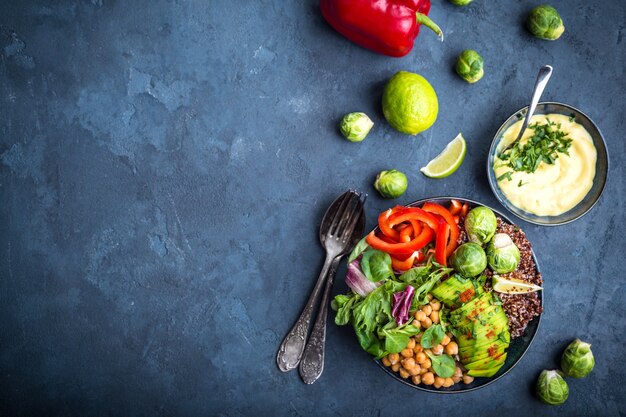 Tigela com salada saudável de perto