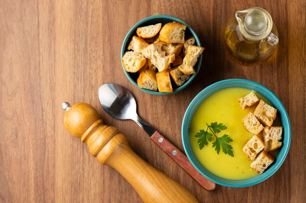 Tigela com sopa de cebola e croutons na mesa.