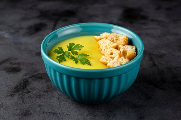 Tigela com sopa de cebola e croutons na mesa.