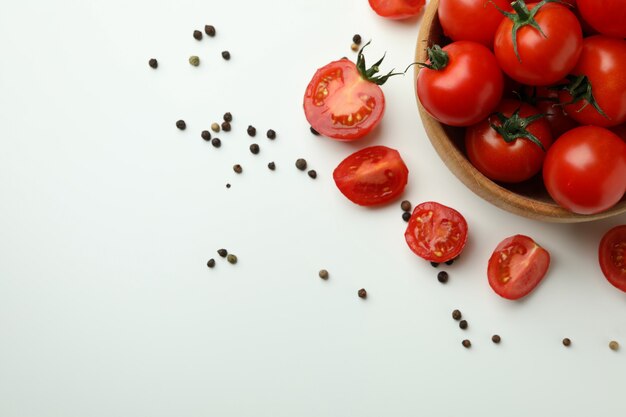 Tigela com tomate cereja em fundo branco