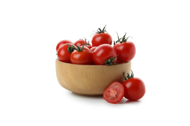 Tigela com tomate cereja isolado no fundo branco