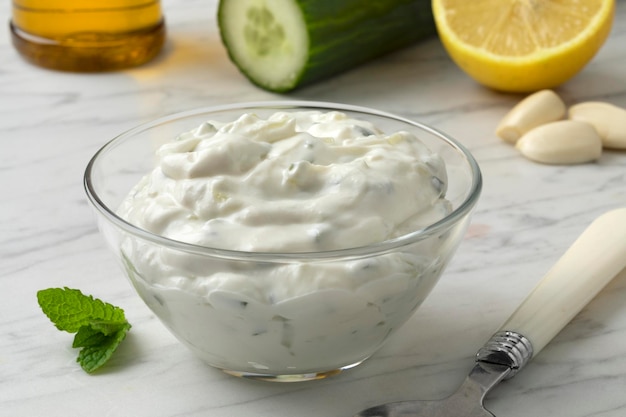 Tigela com tzatziki grego tradicional fresco feito de perto