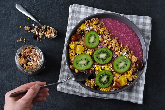 Tigela de açaí com granola e kiwi