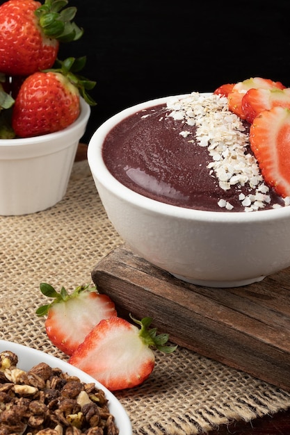 Tigela de açaí congelada brasileira com frutas quinoa e granola Foco seletivo