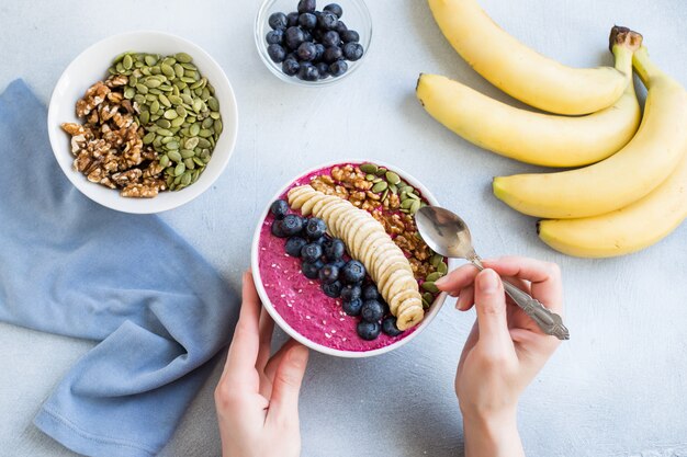 Tigela de Açaí de smoothies com mirtilos, banana, nozes, sementes de abóbora e gergelim