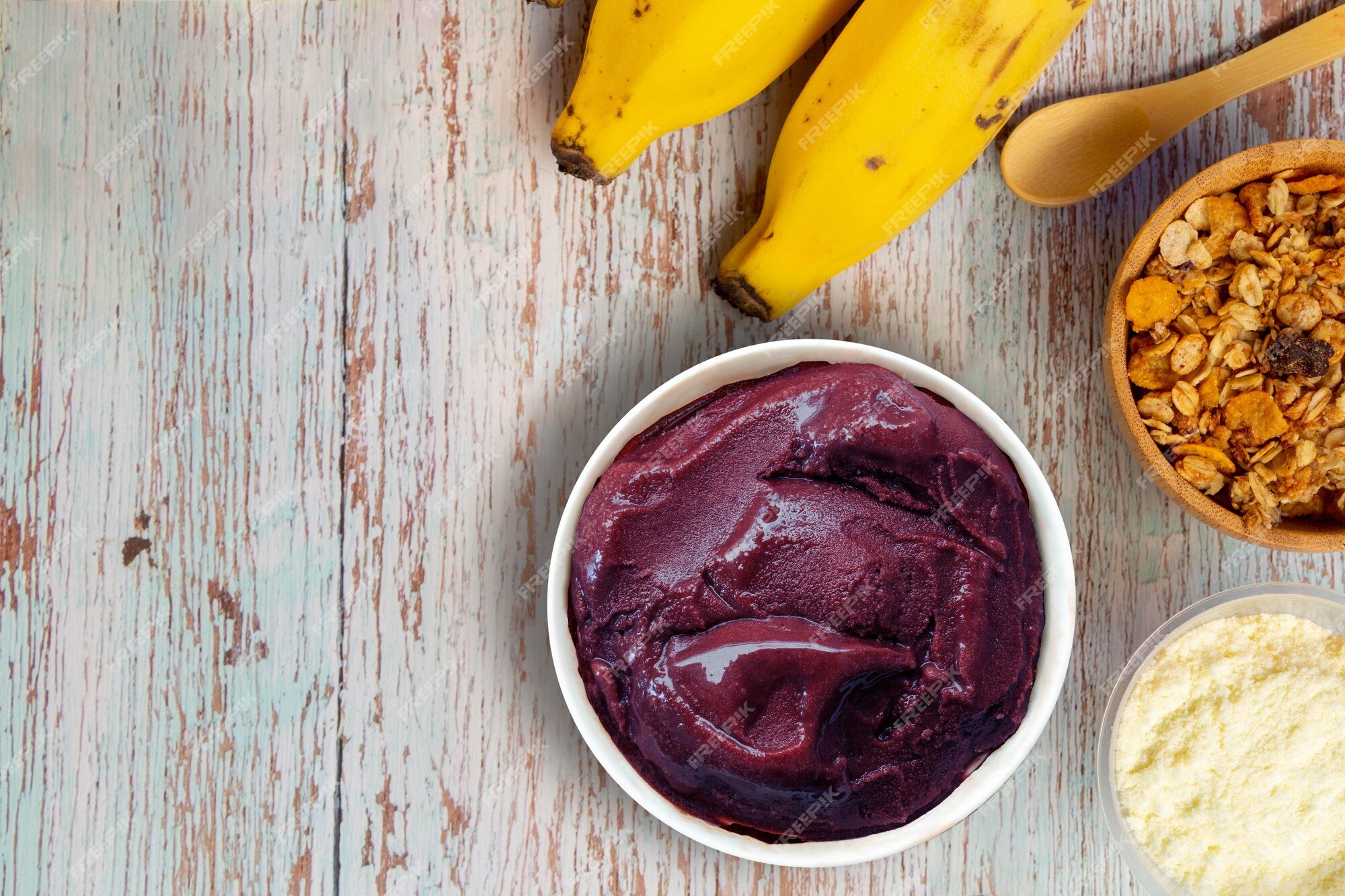 vista superior tigela de comida de açaí e jogo americano na mesa de madeira  6890946 Vetor no Vecteezy