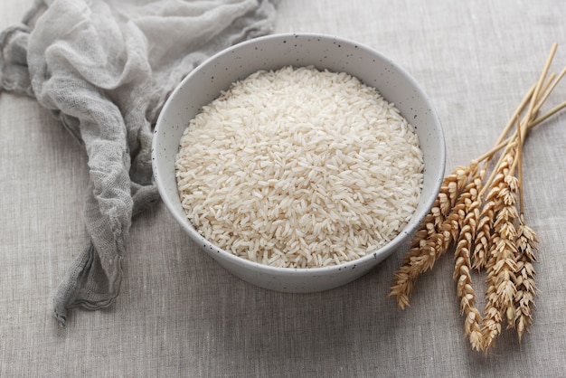 Foto tigela de alto ângulo com arroz e grãos