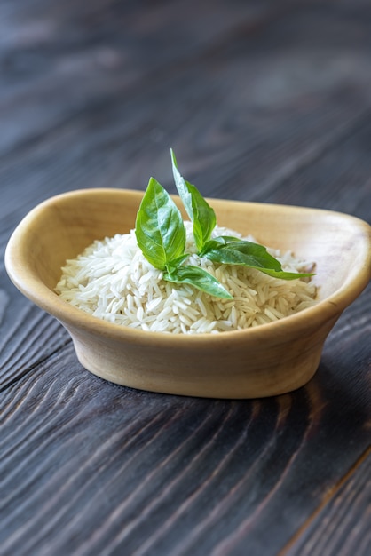 Tigela de arroz basmati cru