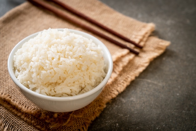 tigela de arroz branco cozido