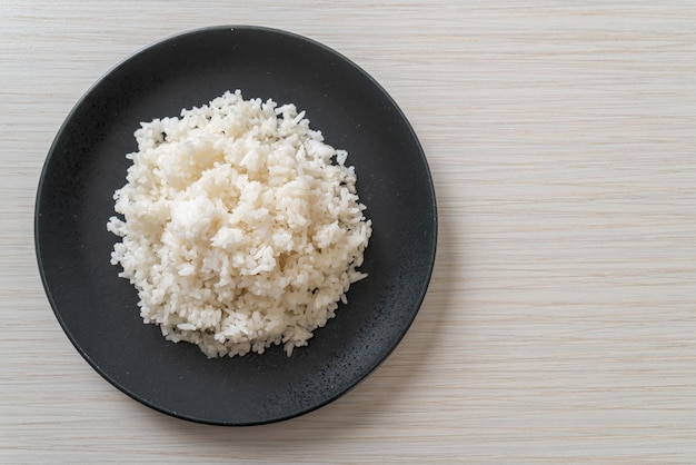 Tigela de arroz branco de jasmim tailandês cozido