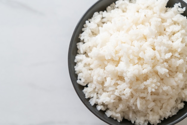 tigela de arroz branco de jasmim tailandês cozido