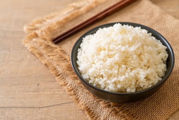 tigela de arroz branco de jasmim tailandês cozido