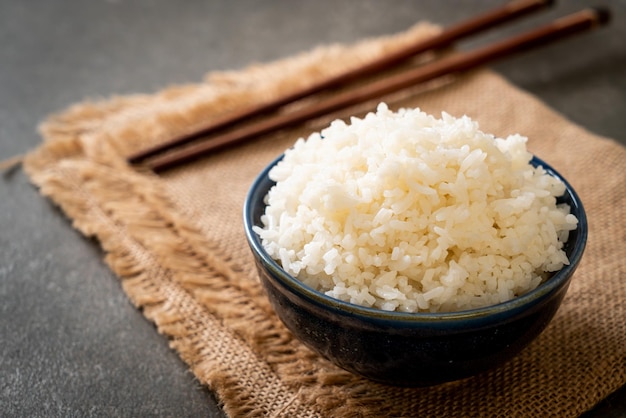 tigela de arroz branco de jasmim tailandês cozido