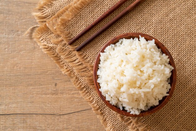 tigela de arroz branco de jasmim tailandês cozido