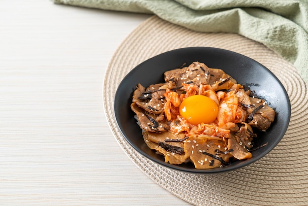 tigela de arroz bulgogi de porco com kimchi e ovo em conserva coreano - estilo de comida coreana