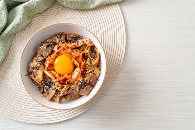 tigela de arroz bulgogi de porco com kimchi e ovo em conserva coreano - estilo de comida coreana