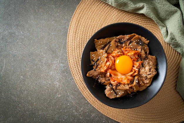 tigela de arroz bulgogi de porco com kimchi e ovo em conserva coreano - estilo de comida coreana