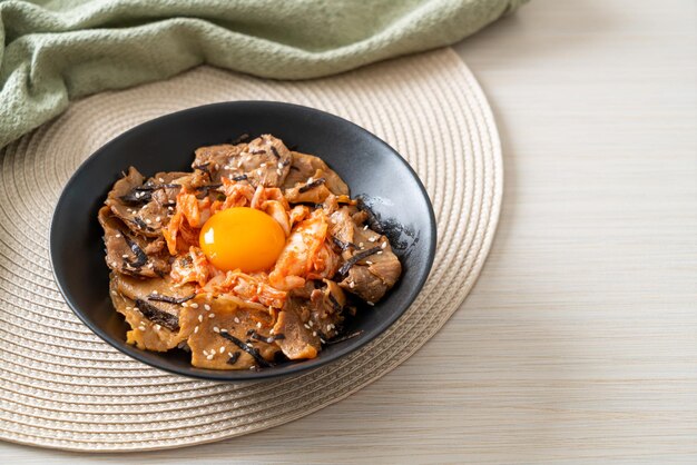 tigela de arroz bulgogi de porco com kimchi e ovo em conserva coreano - estilo de comida coreana