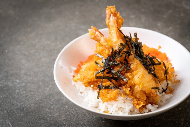 tigela de arroz camarão tempura com ovo de camarão e algas marinhas