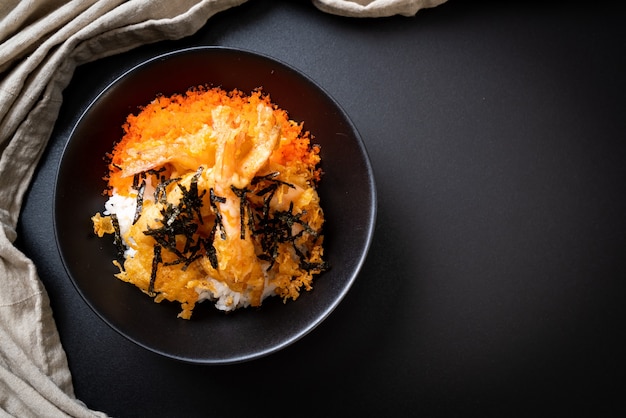 tigela de arroz camarão tempura com ovo de camarão e algas marinhas