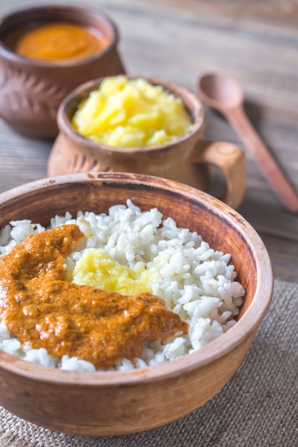 Tigela de arroz com molho de manteiga indiano e manteiga clarificada com ghee