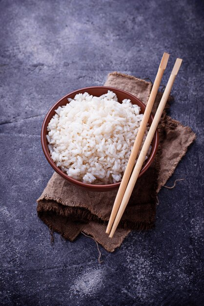 Tigela de arroz cozido e pauzinhos