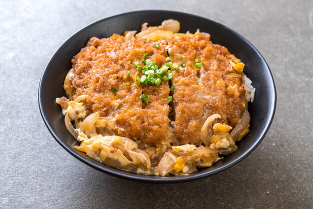 tigela de arroz de costeleta de porco frito (Katsudon)