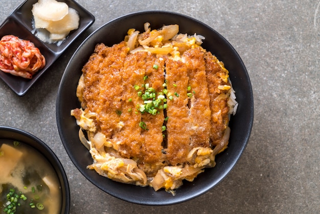 tigela de arroz de costeleta de porco frito (Katsudon)