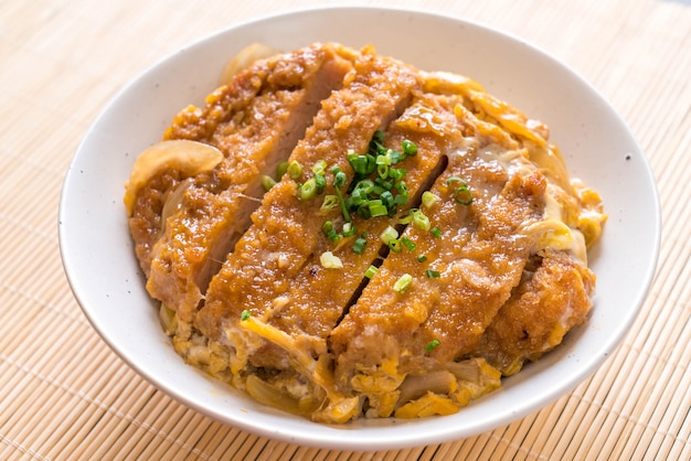 tigela de arroz de costeleta de porco frito (Katsudon)