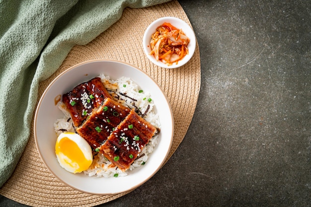 Tigela de arroz de enguia ou tigela de arroz unagi