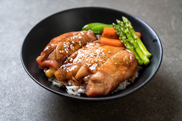 tigela de arroz de frango teriyaki