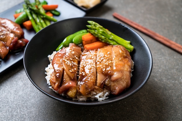 tigela de arroz de frango teriyaki