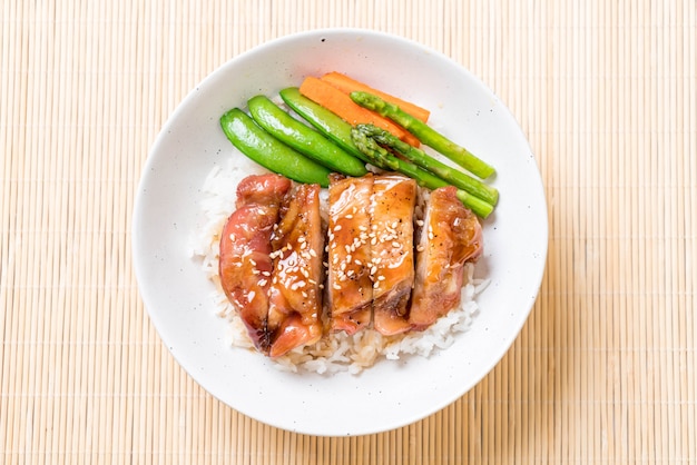 tigela de arroz de frango teriyaki