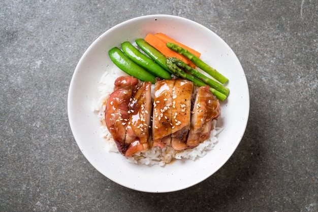 tigela de arroz de frango teriyaki