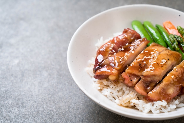 tigela de arroz de frango teriyaki