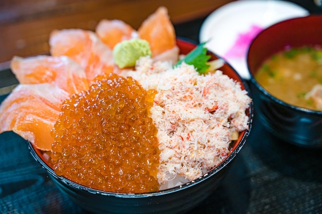 Tigela de arroz de frutos do mar salmão salmão ovas caranguejo