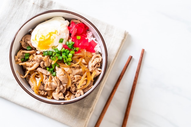 tigela de arroz de porco com ovo (Donburi) - comida japonesa