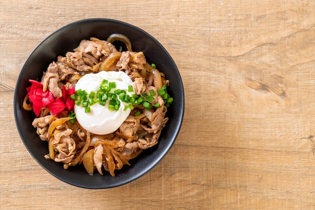 tigela de arroz de porco com ovo (Donburi) - comida japonesa