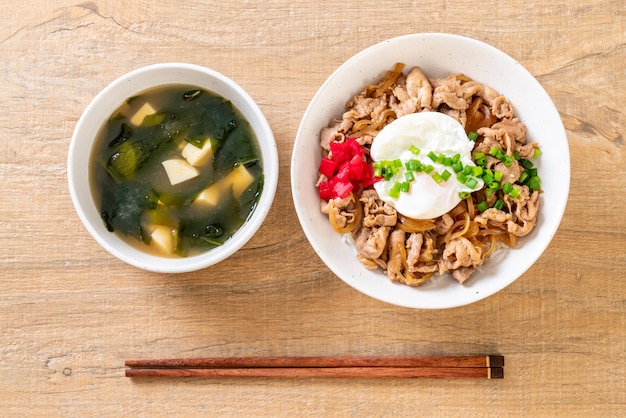 tigela de arroz de porco com ovo (Donburi) - comida japonesa