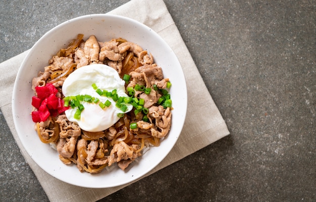 tigela de arroz de porco com ovo (Donburi) - comida japonesa