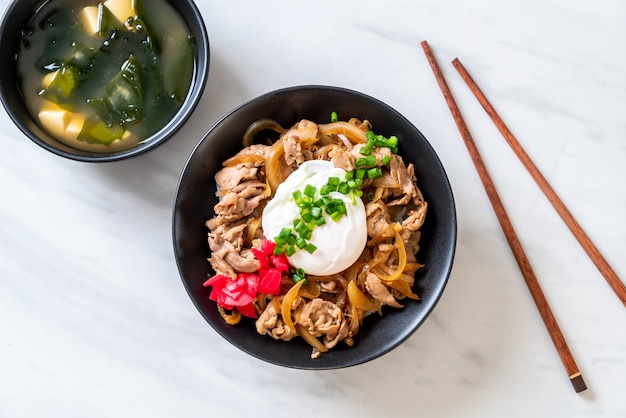 Tigela de arroz de porco com ovo (donburi) - comida japonesa