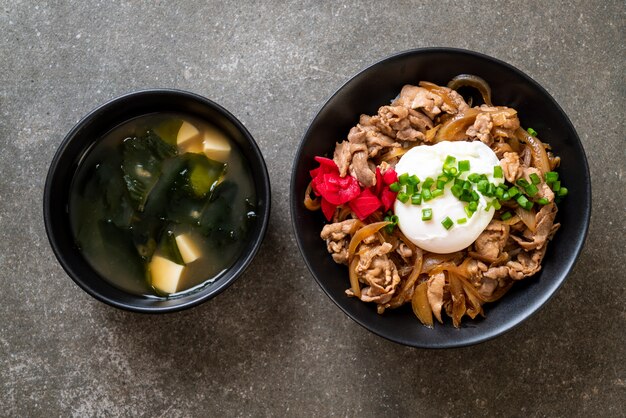 tigela de arroz de porco com ovo (Donburi) - comida japonesa