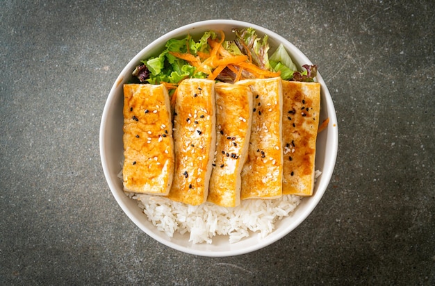 tigela de arroz de tofu teriyaki - estilo de comida vegana e vegetariana