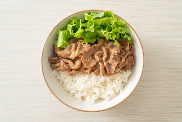 Tigela de Arroz Donburi de Porco Japonês Caseiro