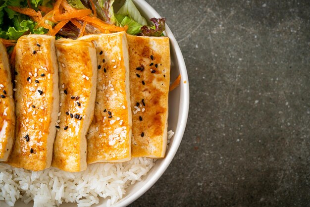 tigela de arroz teriyaki tofu - estilo de comida vegana e vegetariana