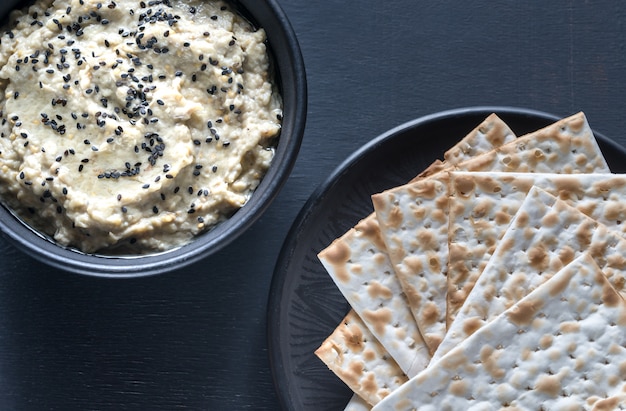 Tigela de baba ghanoush com matzo