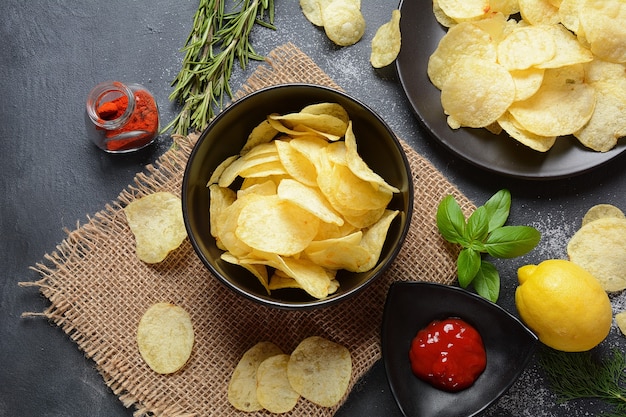 Tigela de batatas fritas caseiras crocantes servidas com ketchup