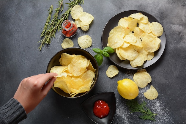 Tigela de batatas fritas caseiras crocantes servidas com ketchup