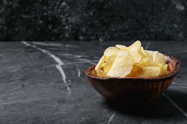 Tigela de batatas fritas caseiras